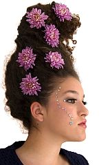 Frauenkopf mit Hochsteckfrisur und Blüten im Haar.